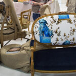 Détail du stand de Catherine Simon tapissière lors d'une exposition avec banquette, cardeuse