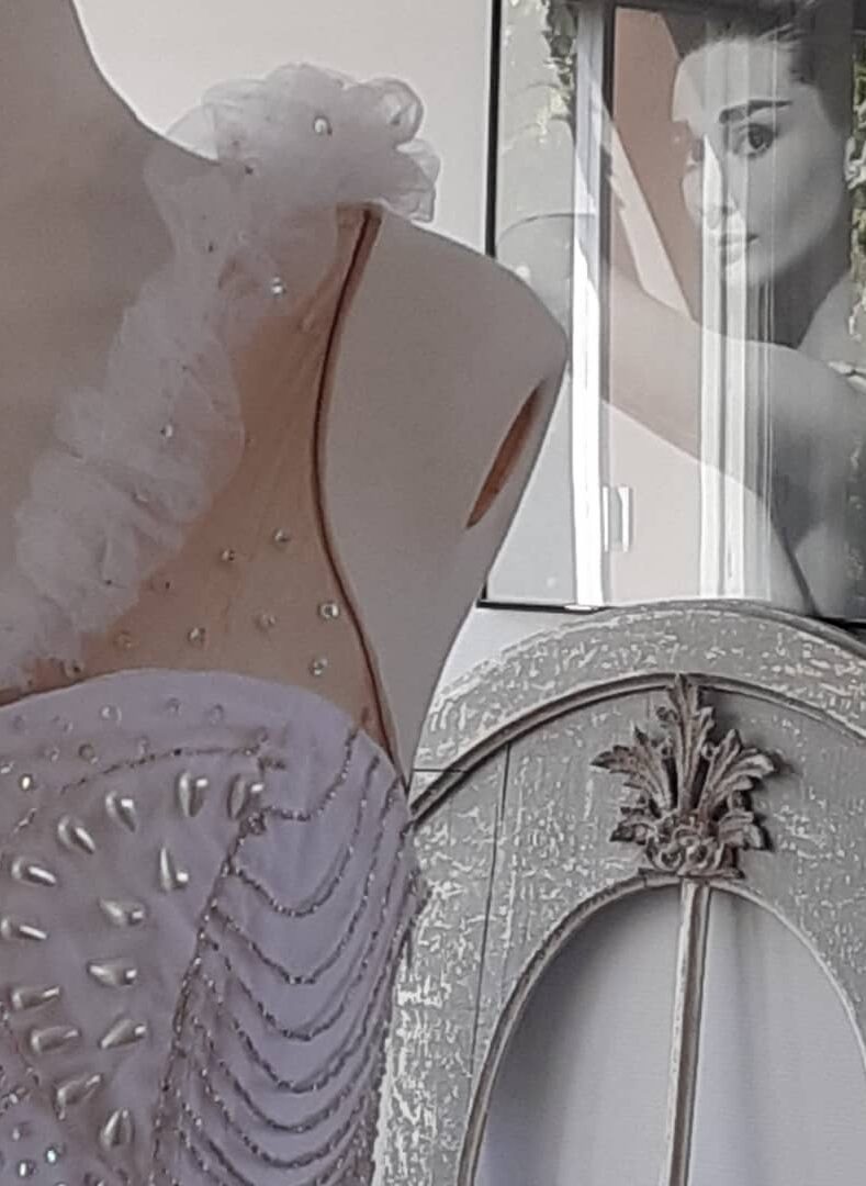 Bustier de robe de mariée ornée d'un assortiment de perles brodées main. Création Alyss Signature