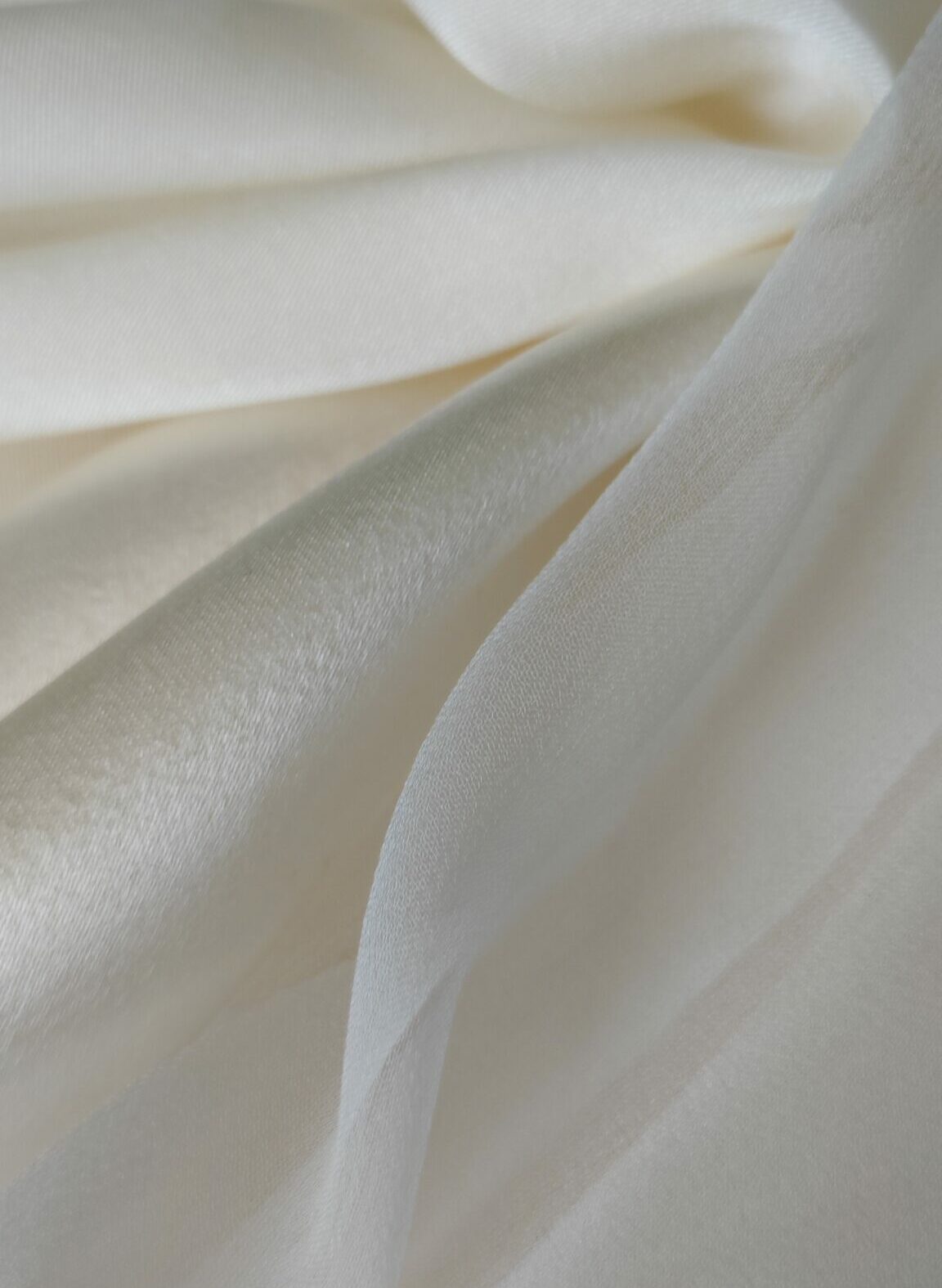 Assortiment de soies 100% naturelles pour robe de mariée. Crêpe, mousseline, satin. Photo création Alyss Signature