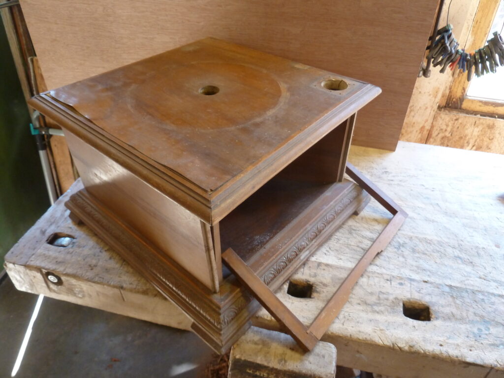 Phonographe avant restauration avec Placage bois décollé, vernis et structure bois détériorésr
