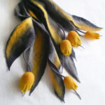 Châle tulipe en laine feutrée et soie de couleurs grise et jaune par Issa Mouradian