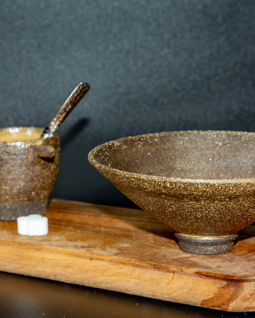 vaisselle en terre noire - création Un P'tit Pot et émail fait maison par Rachel Hovhanessian