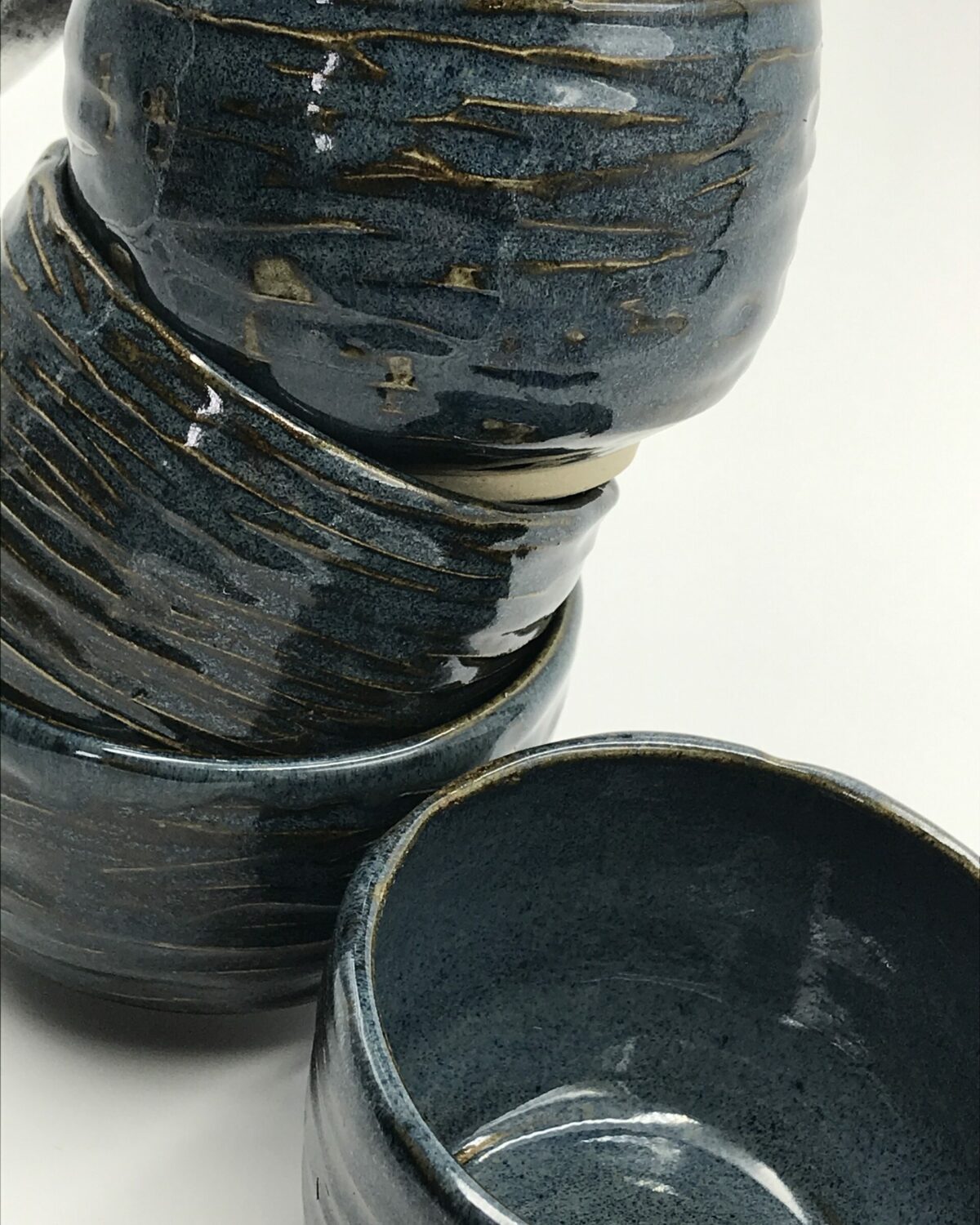bols bleus côtelés - création Un P'tit Pot et émail fait maison par Rachel Hovhanessian
