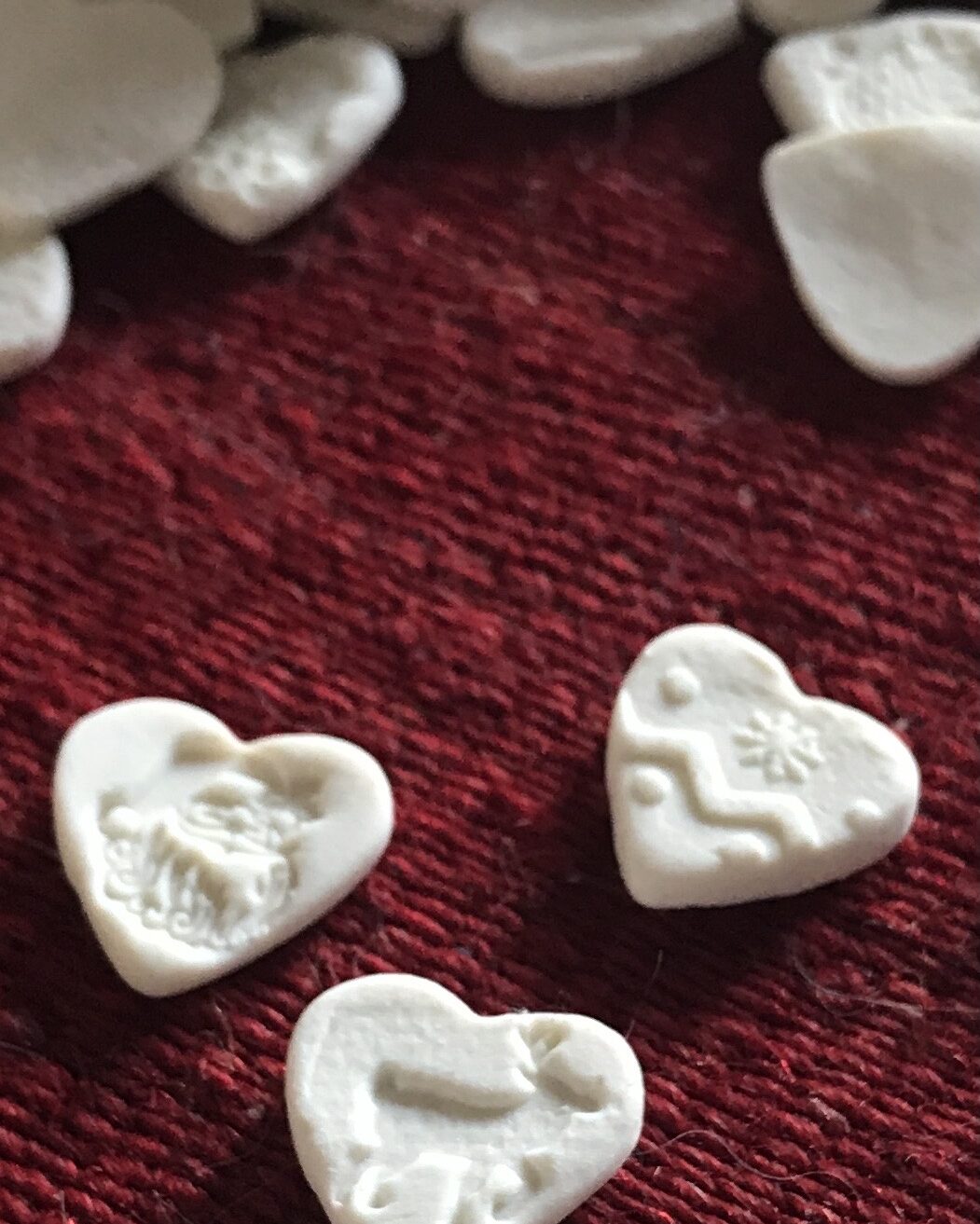 petits cœurs décoratifs de Noël en porcelaine blanche - un P'tit Pot- Création Rachel Hovhanessian