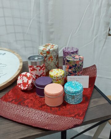 Boîtes à thé avec papier fantaisie fait par Isabelle Vincent lors de la boutique éphémère de l'association Antony Métiers d'Art à Antony
