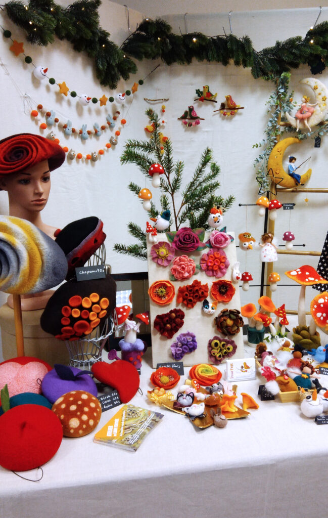 Créations d'IssaFelt en laine feutrée lors de la boutique éphémère. Bérets et chapeaux pour femmes, fleurs, champignons et autres accessoires de décoration.