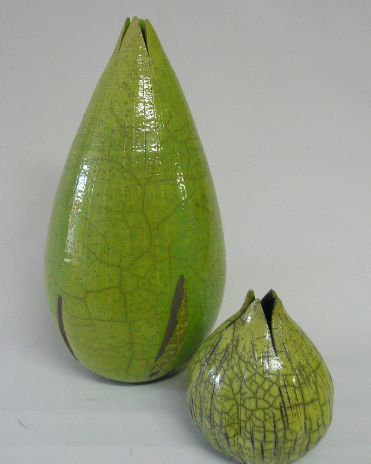 Eclosions vases en émail vert - Création atelier de poterie Geneviève Chevallier