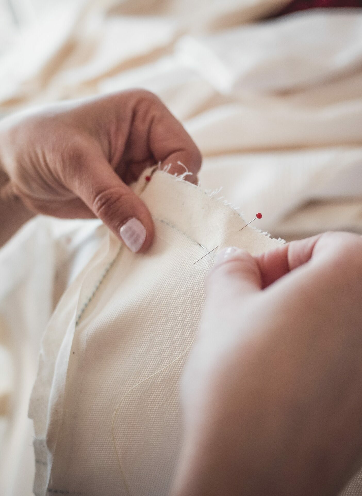 Photo en gros Plan de soie cousue à la main pour la création d'une robe de mariée par Alyss Signature