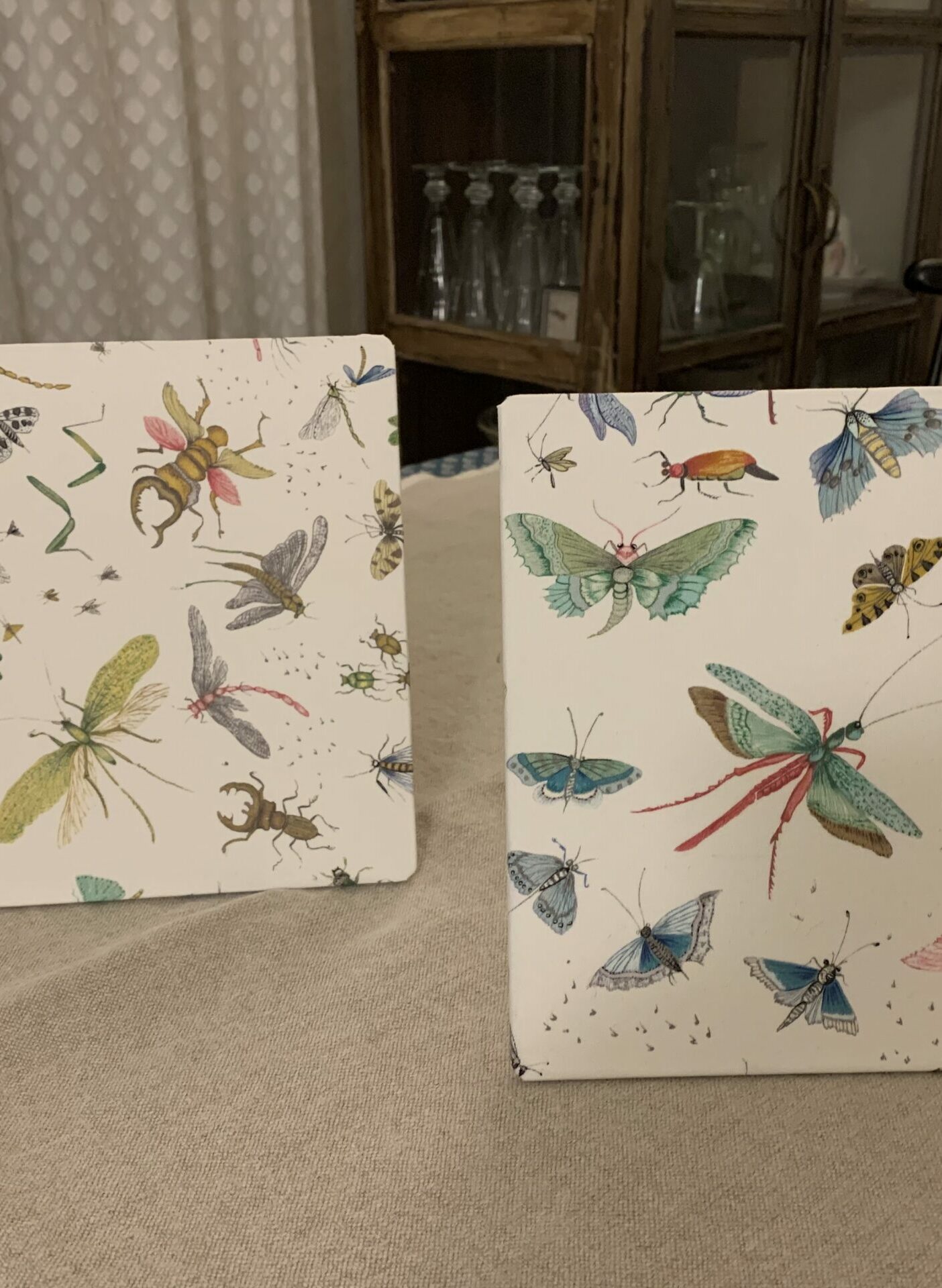 2 abat-jour écrans de 18 cm x 18 cm réalisés par Sara Marquet, représentant des insectes et papillons colorés