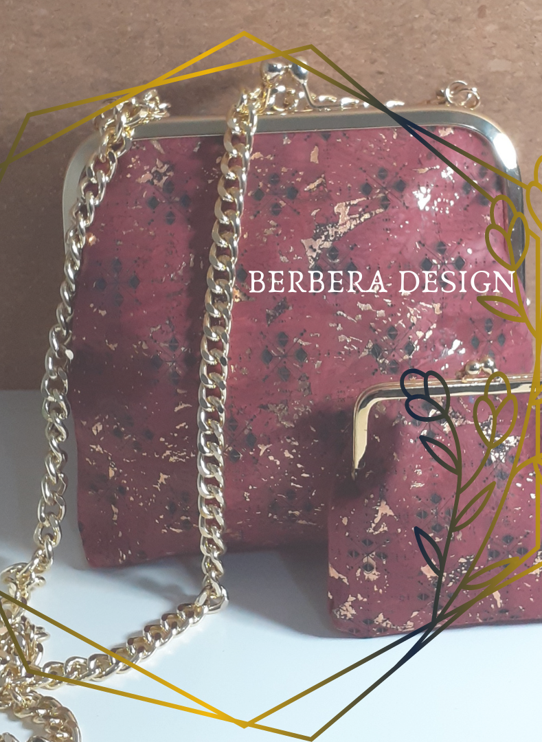 Berbera Design, photo sac, pochette et son porte-monnaie, vegan, en cuir de liège, rouge avec fermoir doré, gravés avec le motif symbolique berbère, Tassa qui signifie la bienveillance, la tendresse…