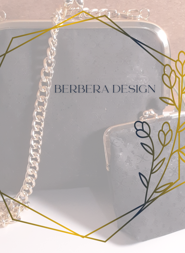 Berbera Design, photo sac, pochette et son porte-monnaie en cuir de liège, noir avec fermoir doré, gravés avec le motif symbolique berbère, Ayur qui signifie la Lune et symbolise la femme, la beauté de l’âme…
