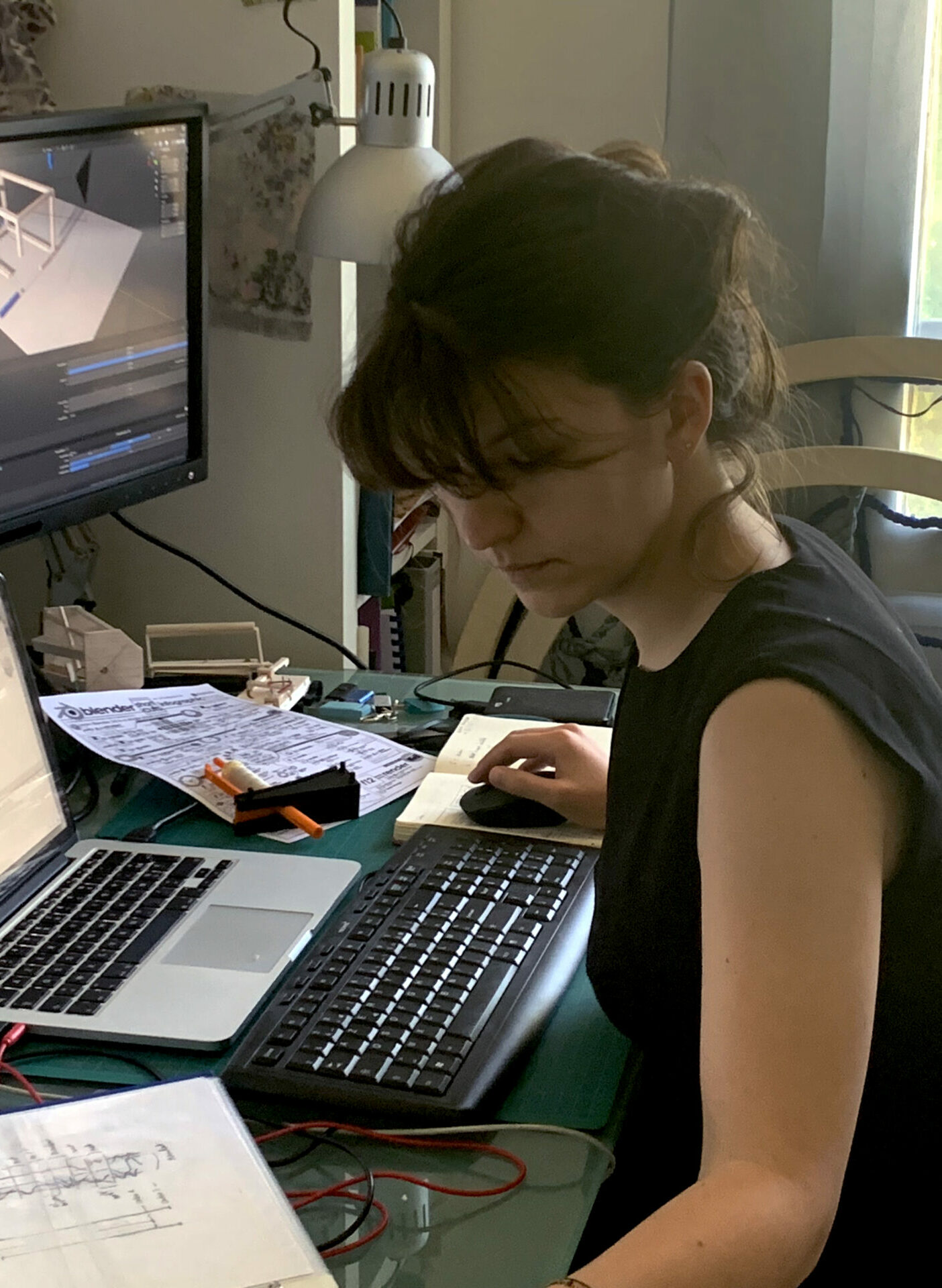 Maud Bernhardt travaillant à l'ordinateur dans son atelier à la programmation pour sa Nodus machine de métier à dentelle aux fuseaux