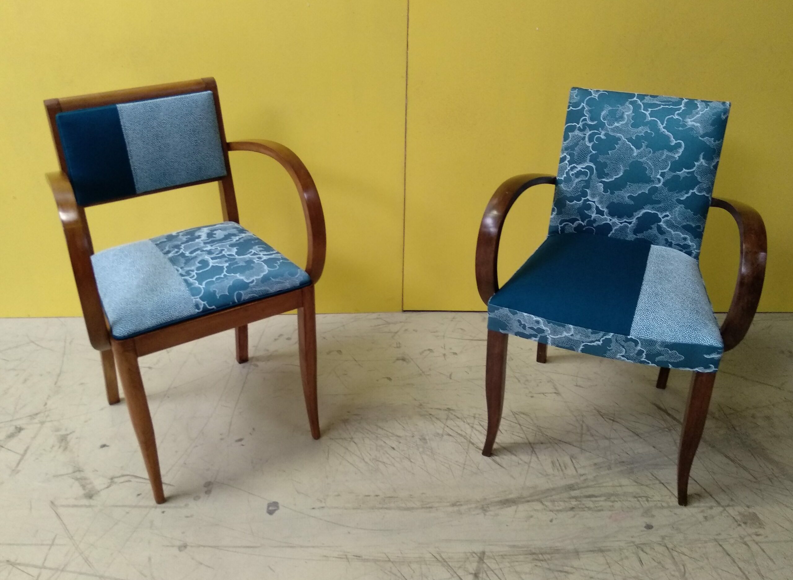 une fausse paire de fauteuils Bridge, appelons les Belotte et Rebelotte, recouverts d'assemblage de tissus bleus, ni tout à fait semblable, ni tout à fait différent, réalisation Atelier339