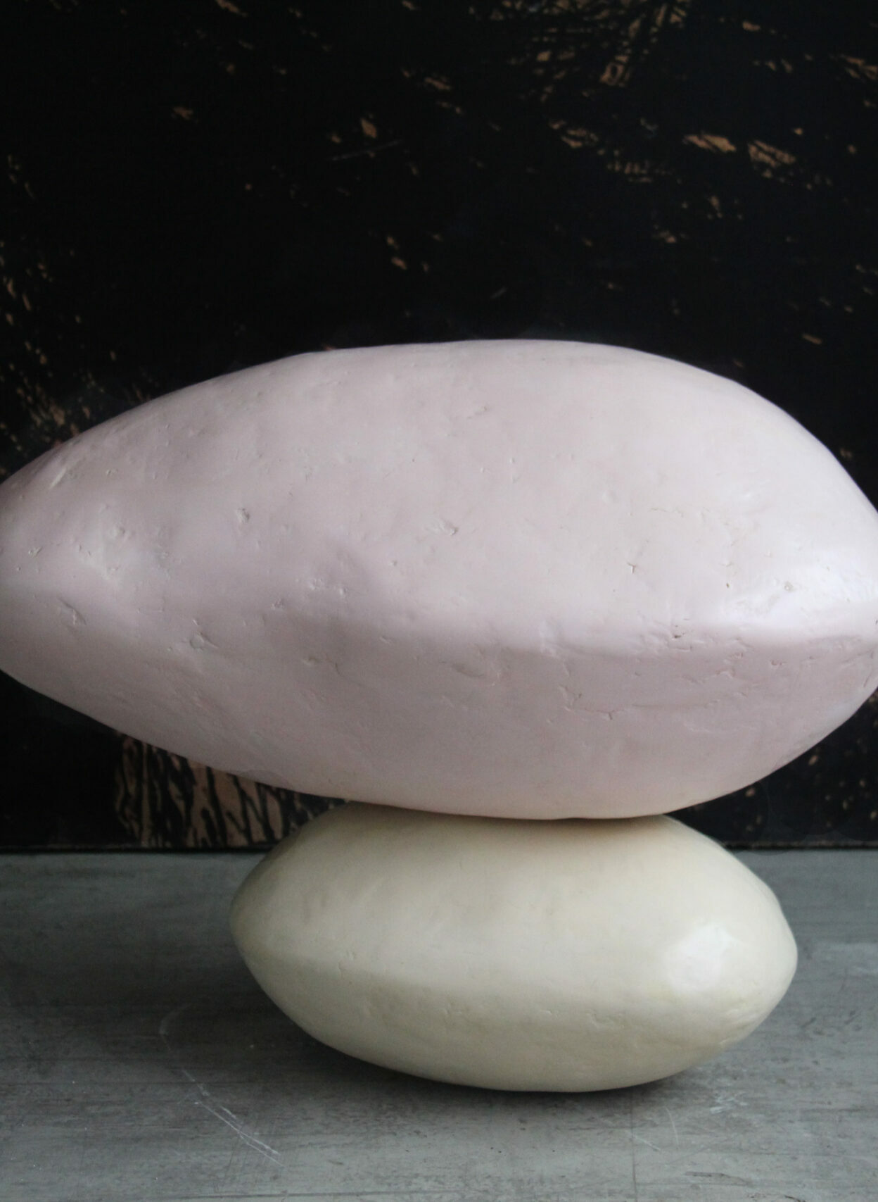 sculpure de deux rochers blancs empilés en carton-pierre de Louis-Jean Rigal