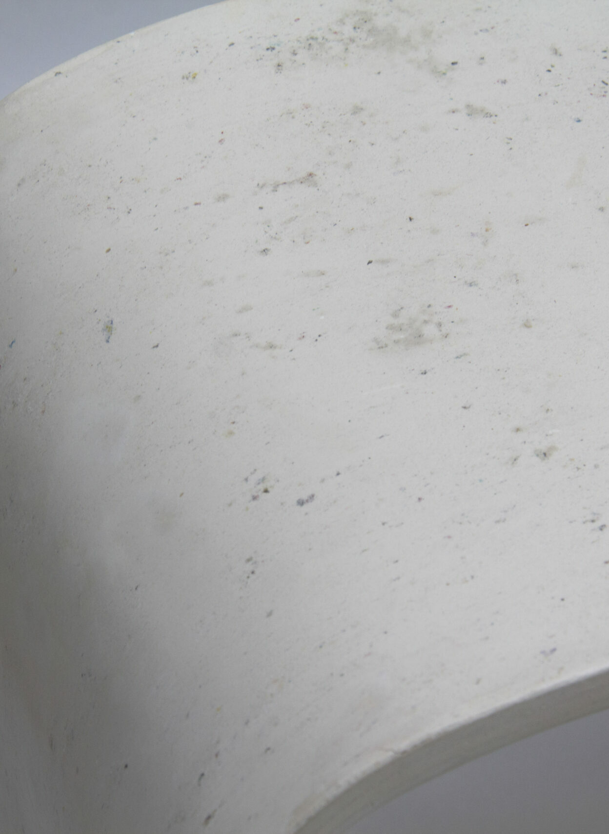 détail de l'angle arrondi du tabouret Pitilde blanc en carton-pierre de Louis-Jean Rigal
