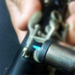 Détail d'une clé de clarinette- photo atelier contrechant Luthier en instrument à vent à Antony