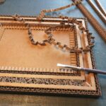 JEMA 2024-autour du carton-cadre en construction : cadre photo réalisé avec du carton ondulé. Travail entre dentelle et marqueterie de carton.