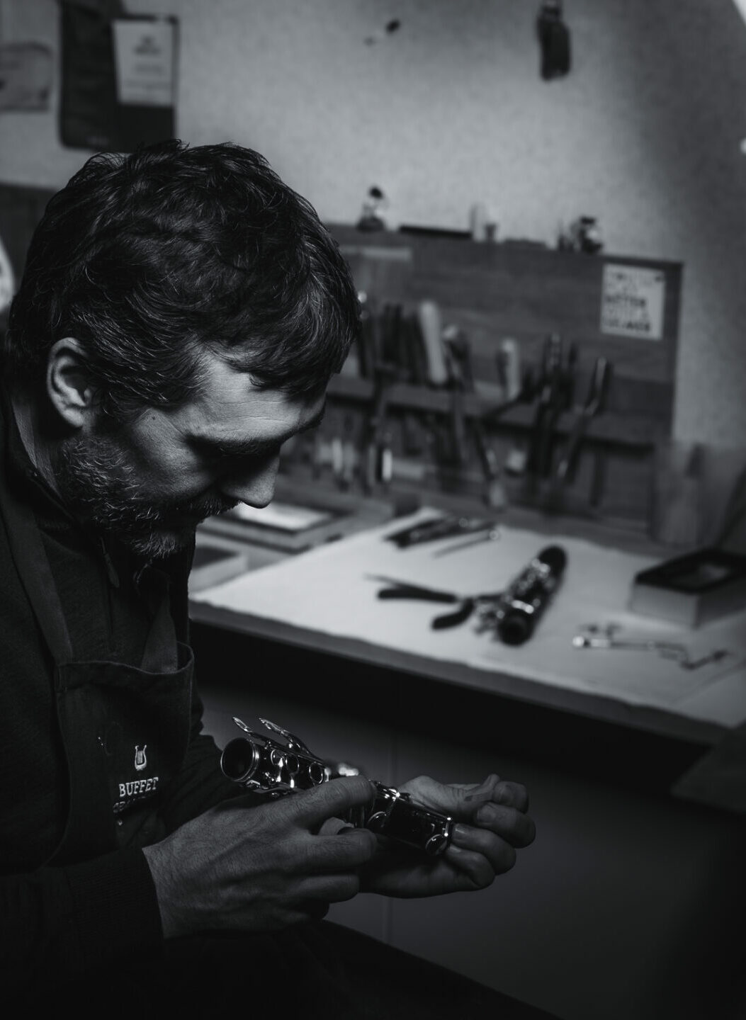 Geoffrey Gekiere au travail avec vue dans son atelier. photo en noir et blanc Atelier Contrechant