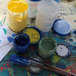 Pot de peinture pour la préparation de couleur pour sérigraphie sur tissus. Marie B