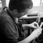 Geoffrey Gékiere, luthier en instruments à vent qui assemble les pièces d'une flute