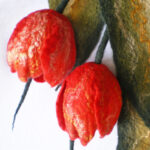 tulipes rouges détail d’un châle en laine feutrée et soie réalisé par Issa Mouradian
