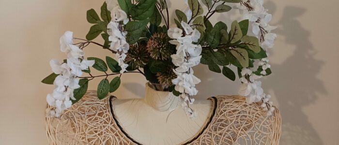 jema 2026- antony pascale germain atelier la saulée VASE Vase aérien en rotin avec composition florale blanche créé par Pascale Germain Vannière dans son atelier La Saulée