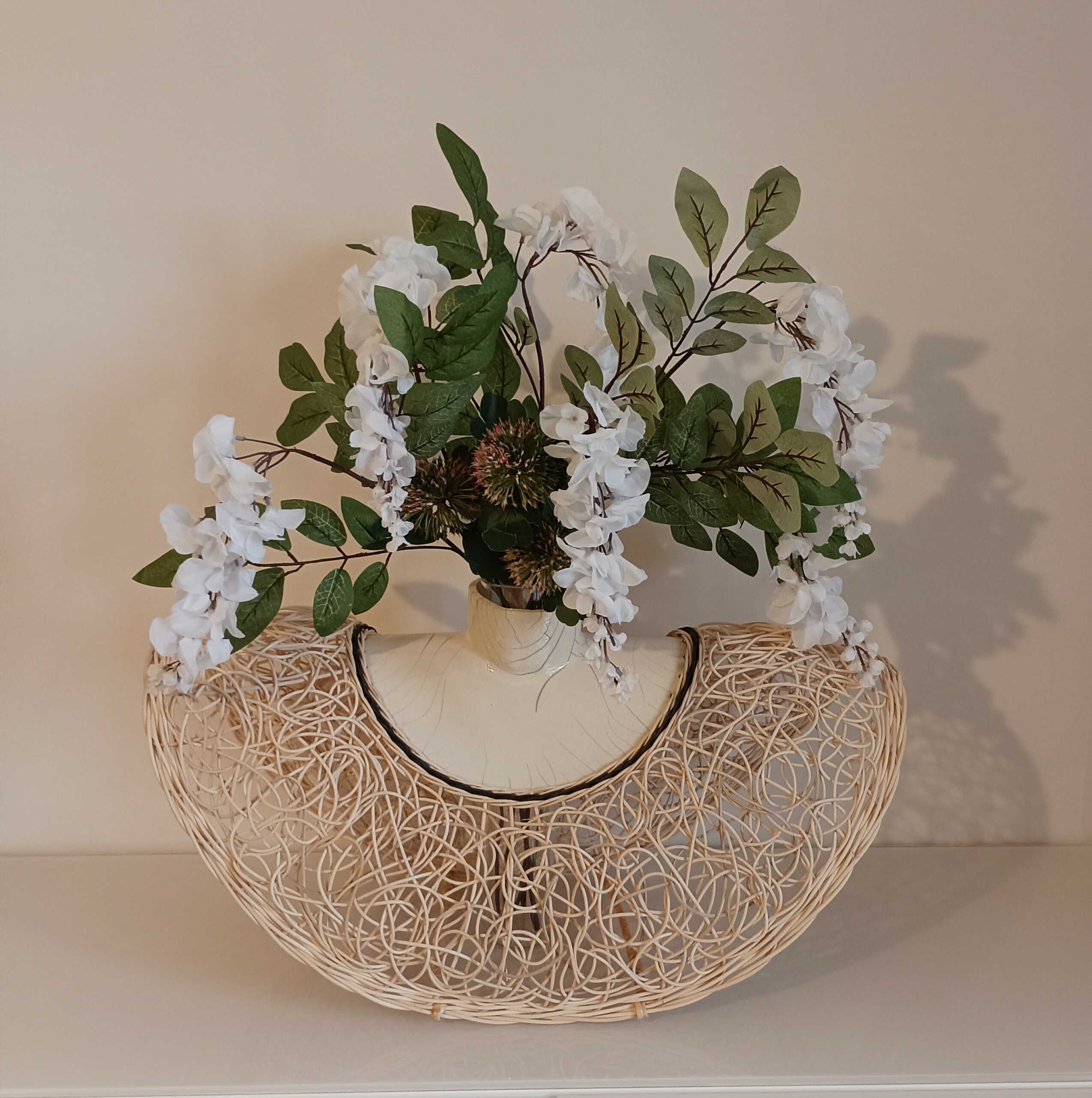 Vase aérien en rotin avec composition florale blanche créé par Pascale Germain Vannière dans son atelier La Saulée