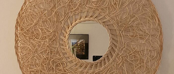 jema 2026- antony pascale germain atelier la saulée miroir aleatoire Grand miroir rond en rotin créé par Pascale Germain Vannière dans son atelier La Saulée
