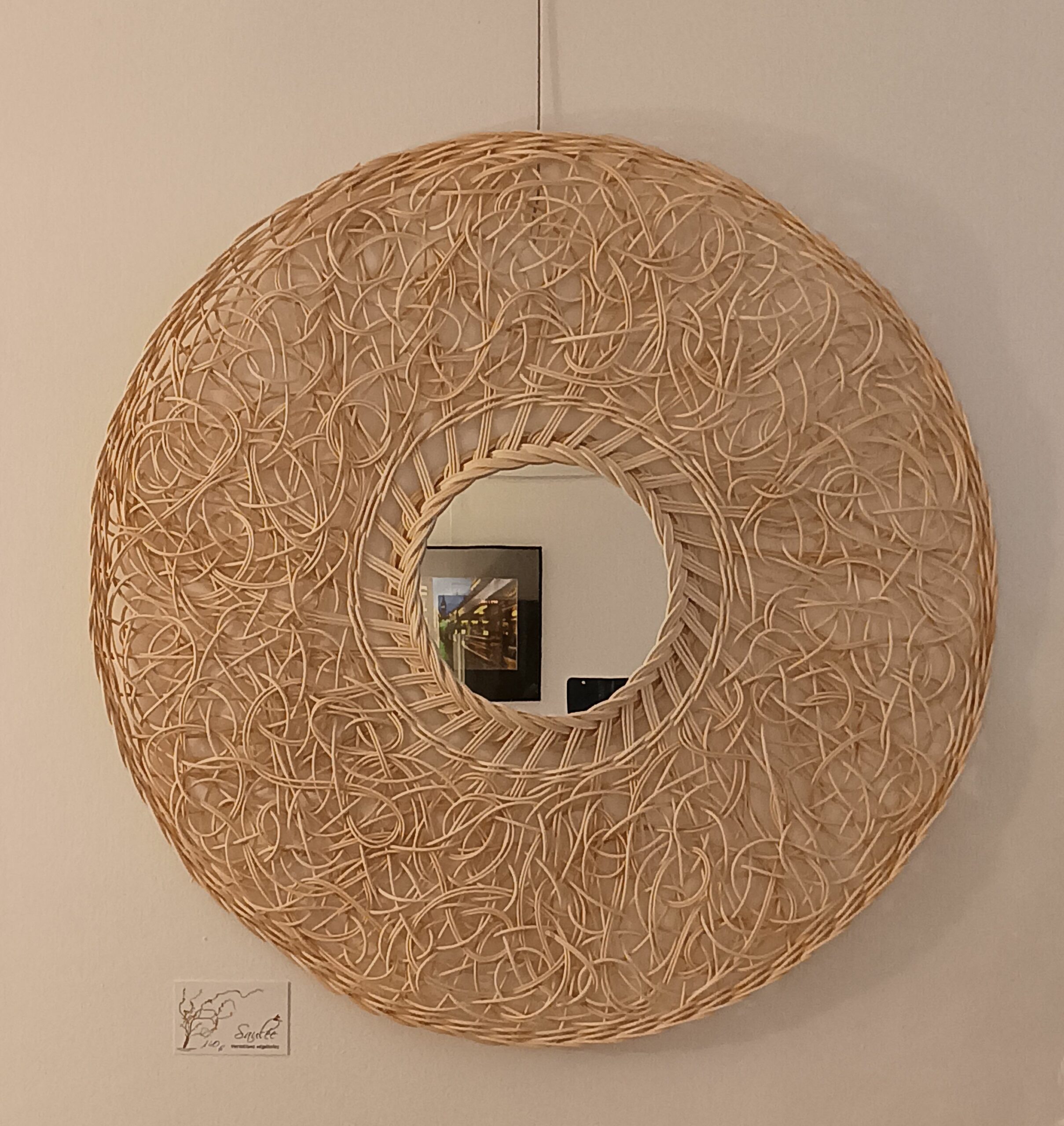 Grand miroir rond en rotin créé par Pascale Germain Vannière dans son atelier La Saulée