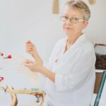 photo de Pascale Germain au travail de vannerie dans son atelier La Saulée