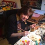 Brigitte Boulanger artiste peintre enlumineur au travail dans son atelier