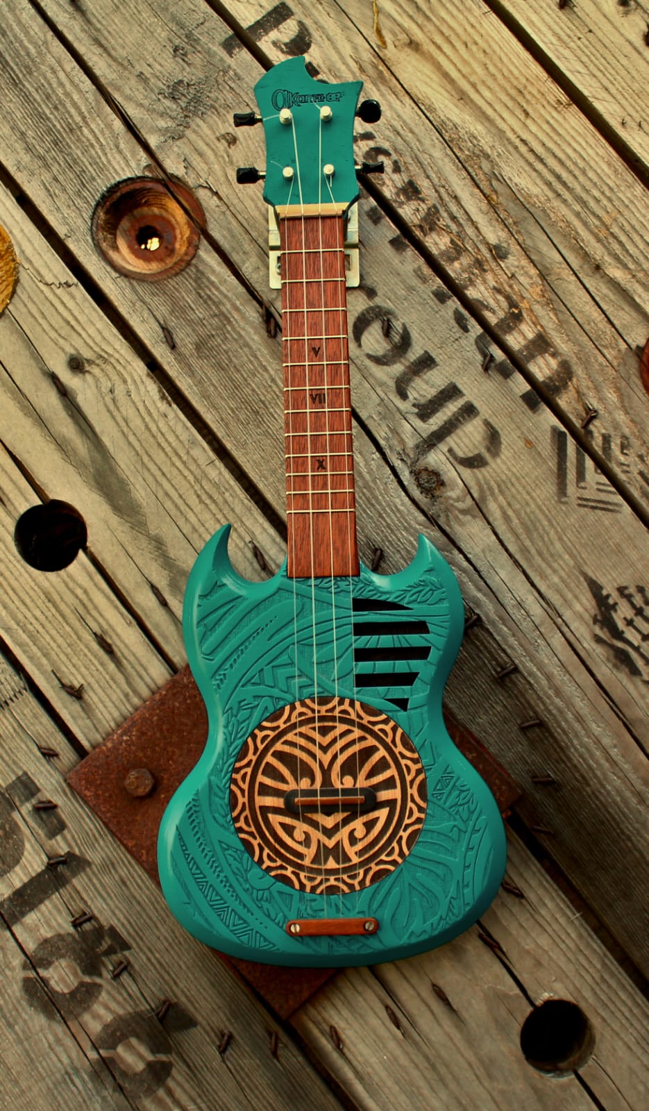 Angus mahori - ukulélé Akanth, accoustique en forme de guitare electrique (sg) avec motif mahori et peinture turquoise