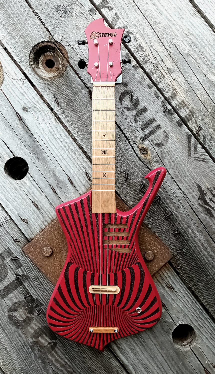 Iba circus -ukulélé Akanth accoustique en forme de guitare electrique ( ibanez) avec motif en illusion d optique.