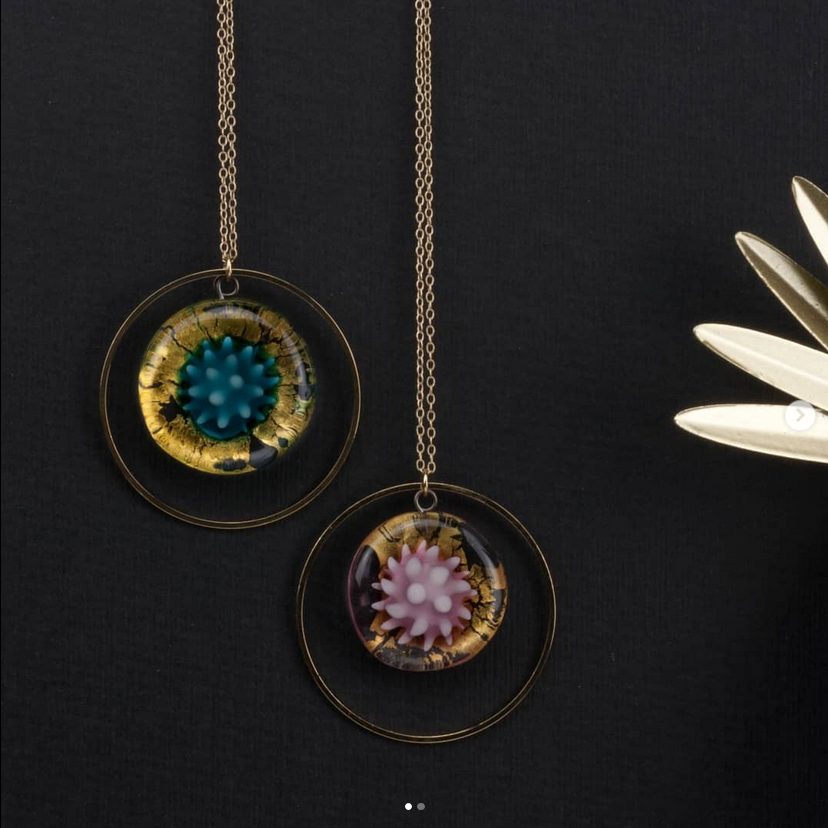 colliers en verre implosion et feuille d’or artisane verrier Paris 14