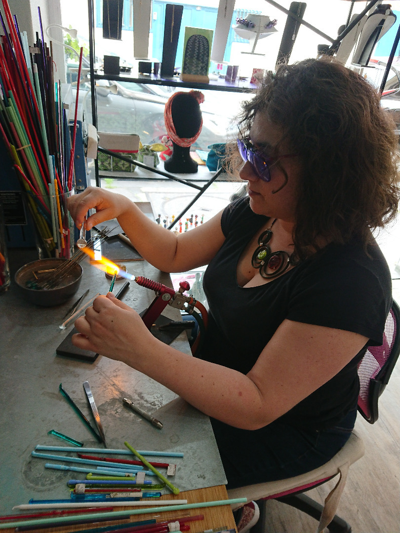 atelier boutique de verre filé et soufflé au chalumeau