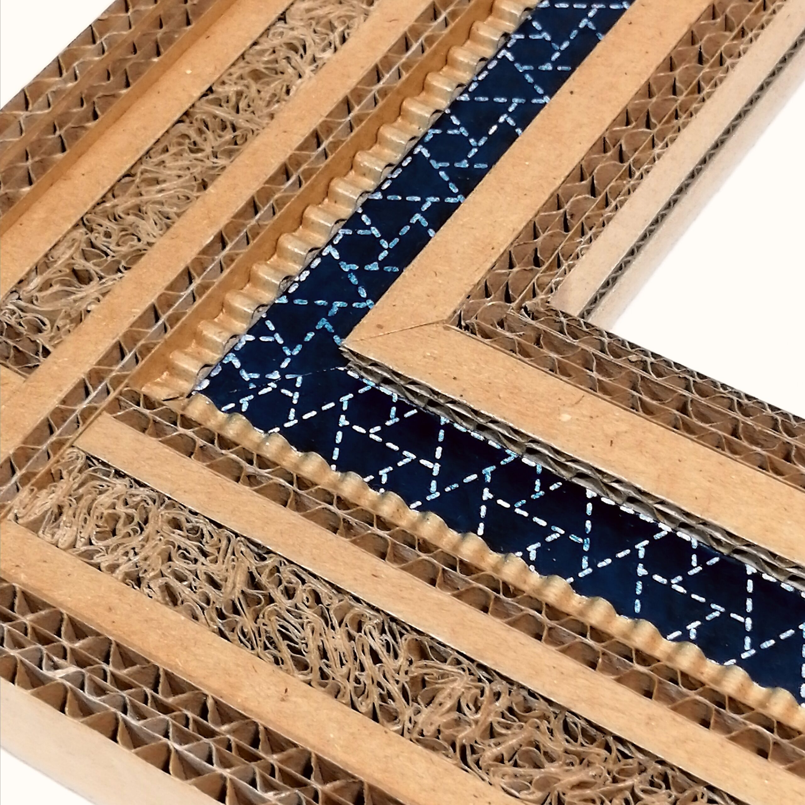 Véronique Tulasne "Autour du Carton", détail d'un encadrement de miroir en dentelle de carton