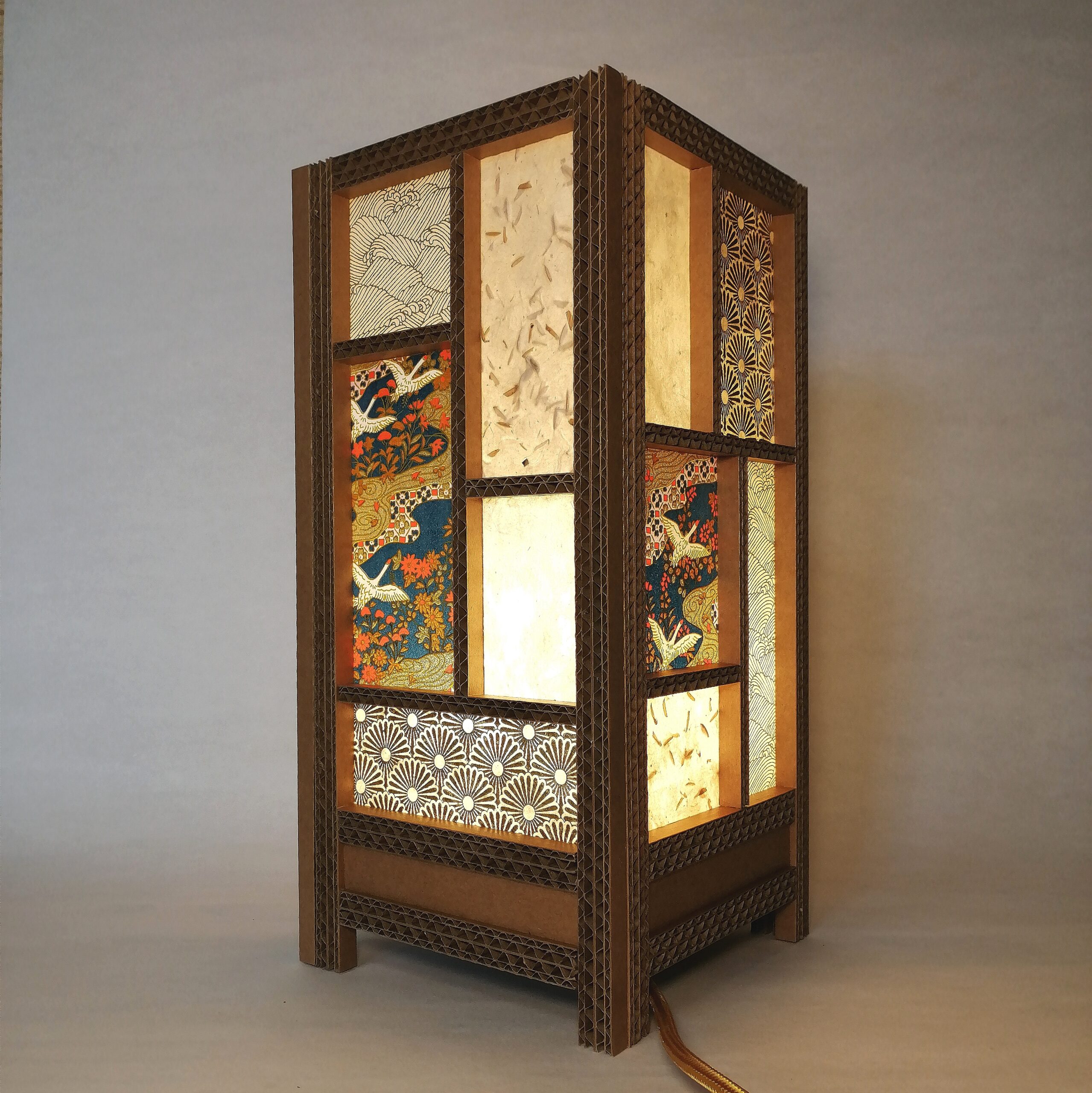 Véronique Tulasne " Autour du Carton", lampe en carton et papier japonais représentant des grues s'envolant