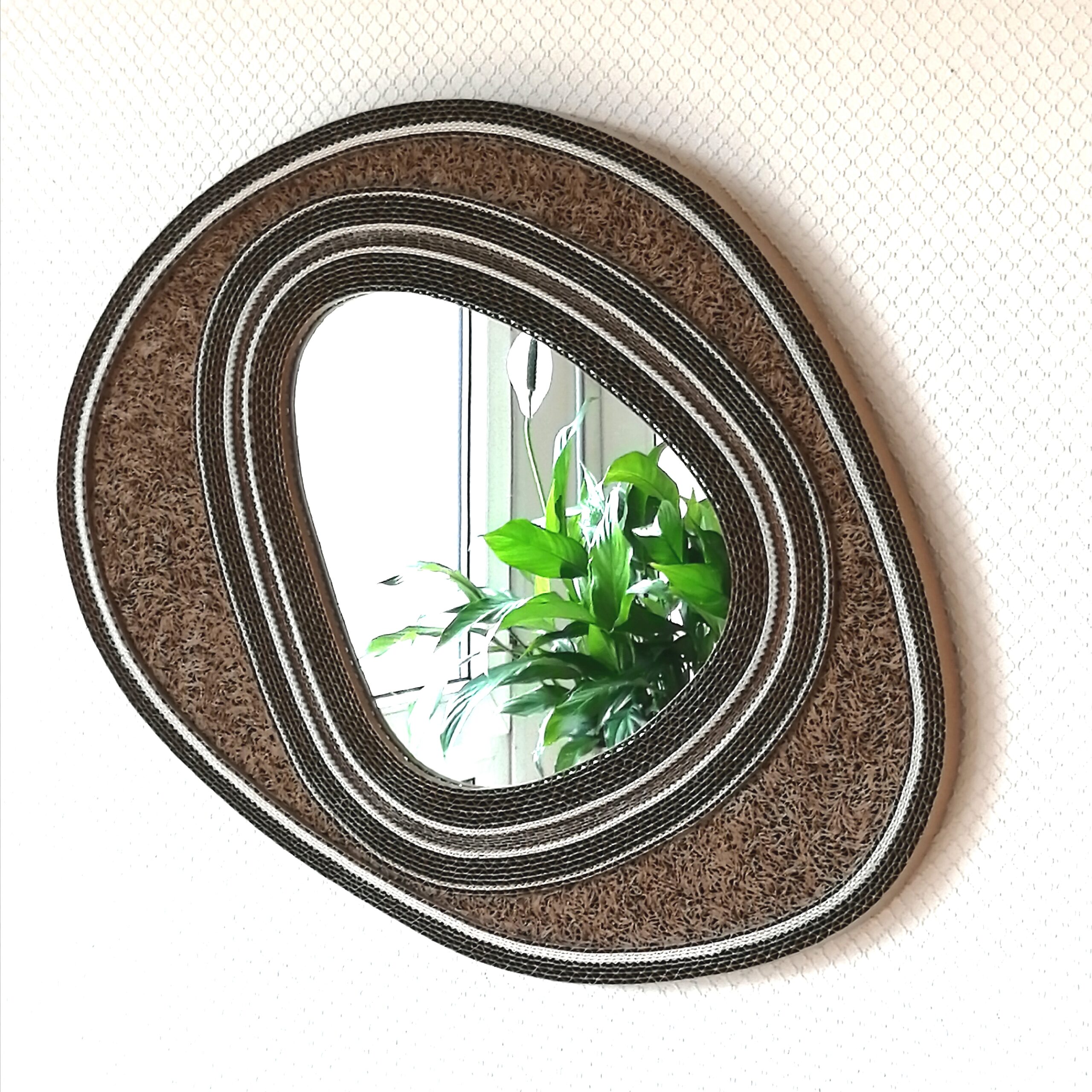 Véronique Tulasne "Autour du Carton", encadrement de miroir en forme de galet réalisé en dentelle de carton