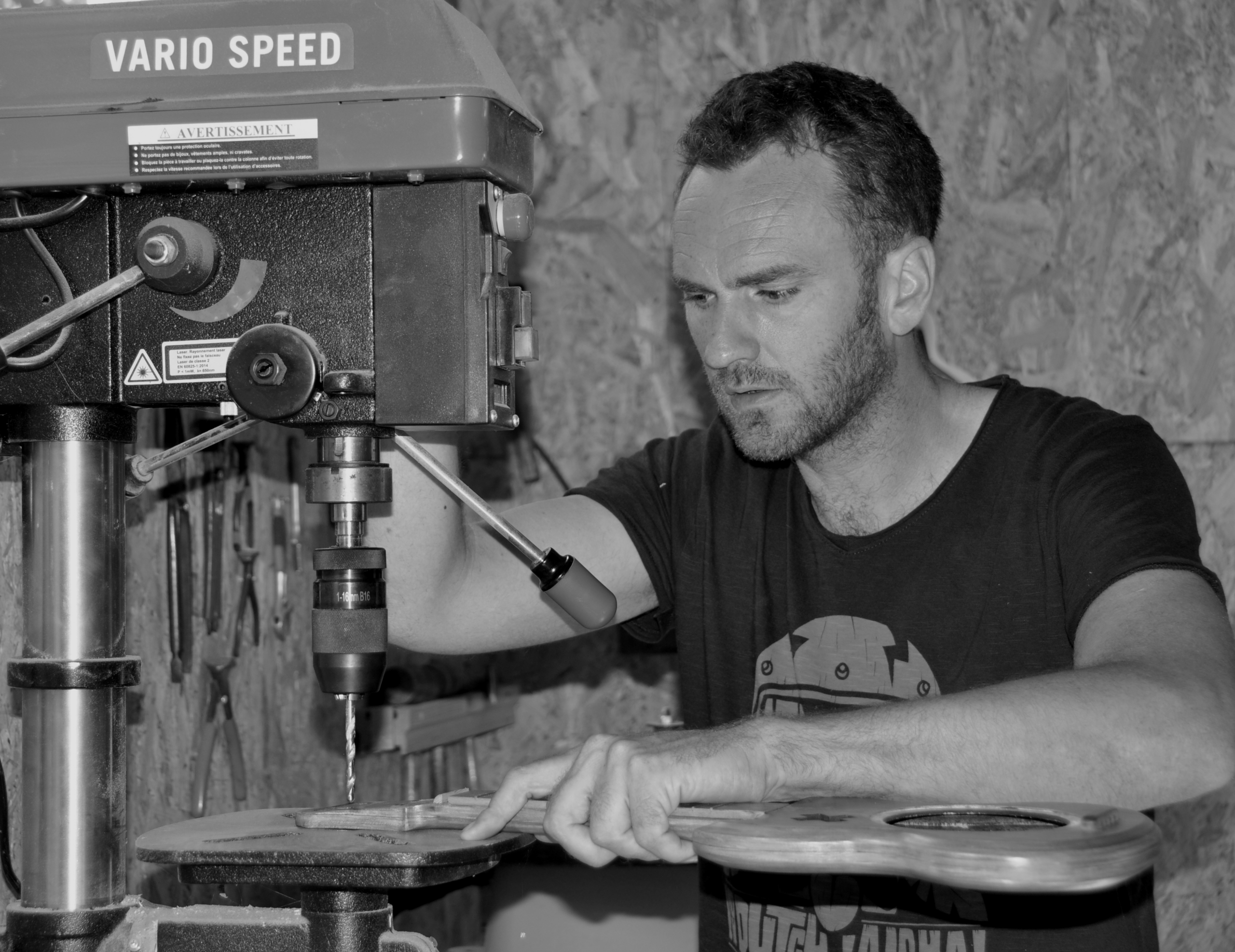 atelier akanth - perçage de la tête d un ukulélé Akanth pour y fixer les mecaniques qui recevront les cordes.