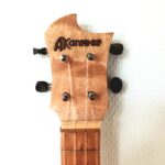 tête d'un ukulélé Akanth en gros plan